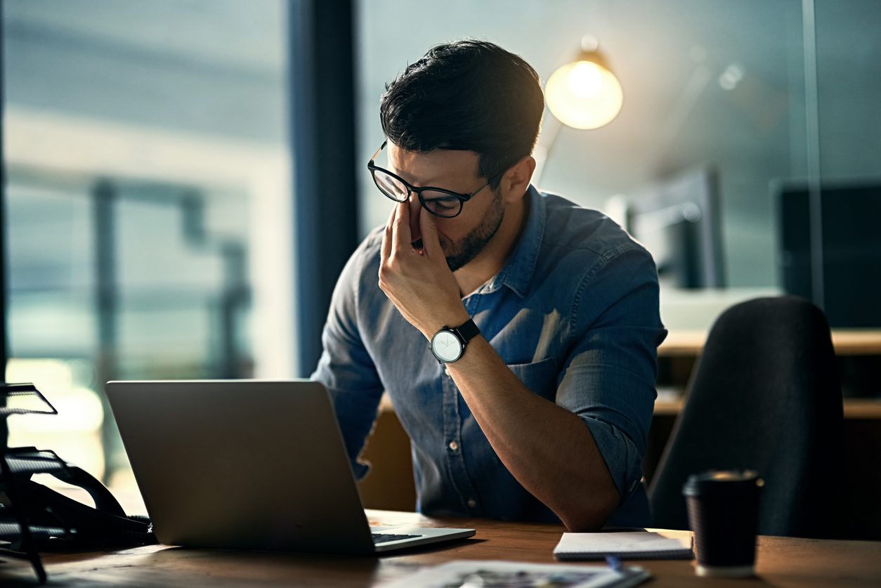 تخفيف آلام الصداع النصفي - istock