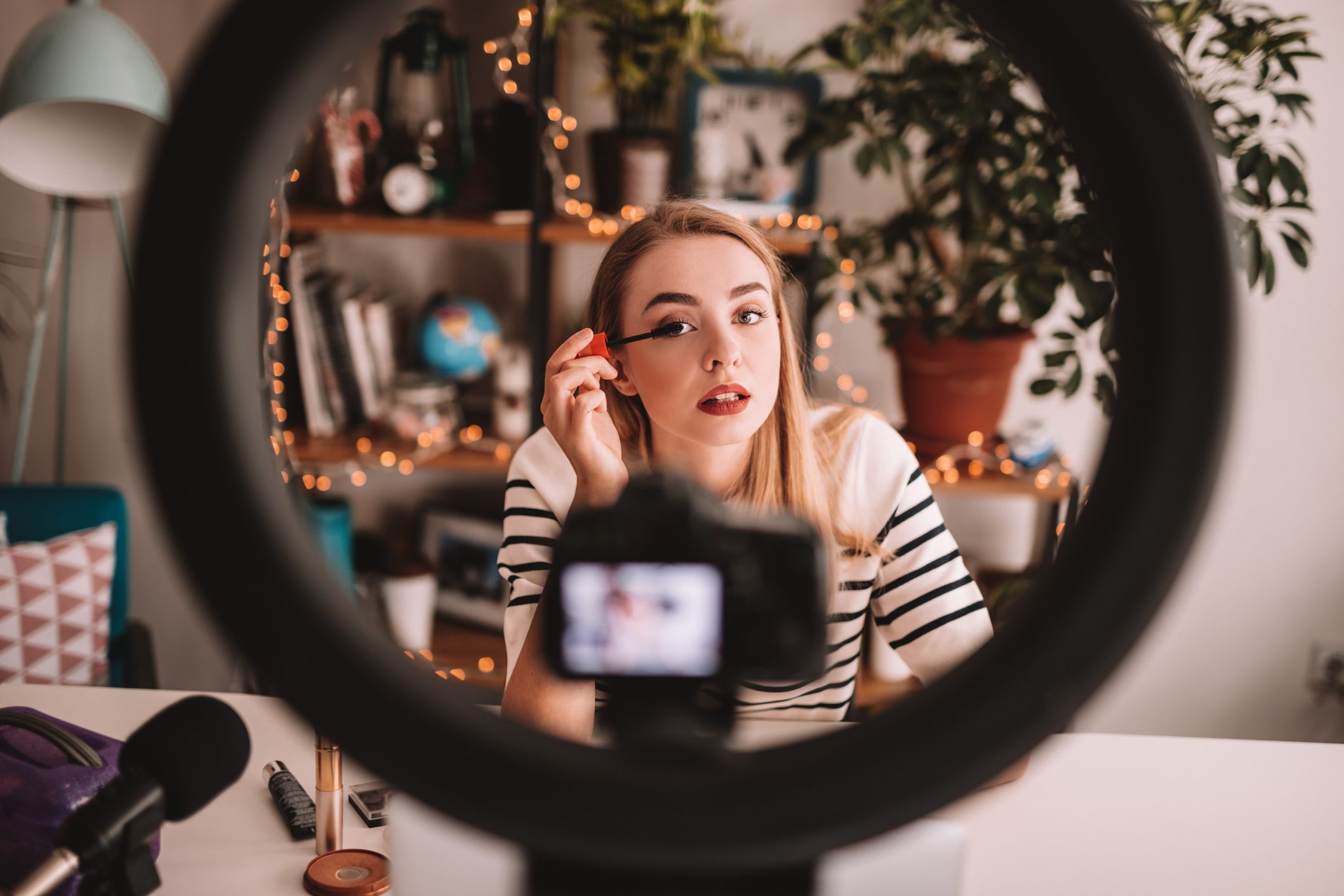 أحزان ومصائب وعلاقات فاشلة.. هذا ما لا تعرفه عن حياة “الإنفلونسرز”