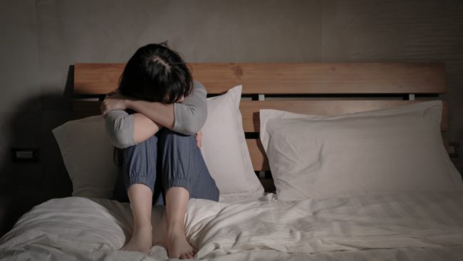 الاكتئاب الليلي ظاهرة غريبة تجعل المساء موعداً للبكاء.. إليك أسباب الحزن الليلي وعلاجه