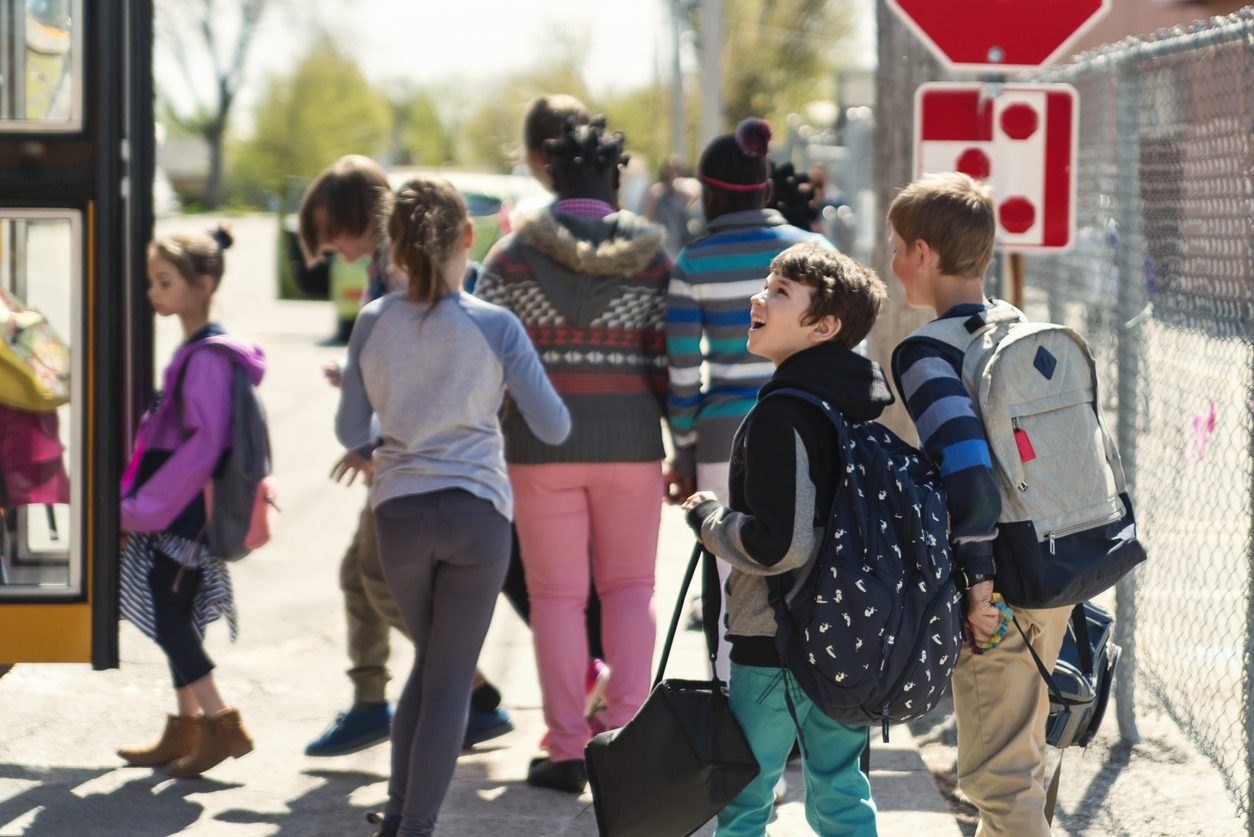 “لا يوجد إلا لحم خنزير”.. كيف تستهدف السلطات الفرنسية المسلمين ومعتقداتهم بدءاً من وجبات الغداء المدرسية؟