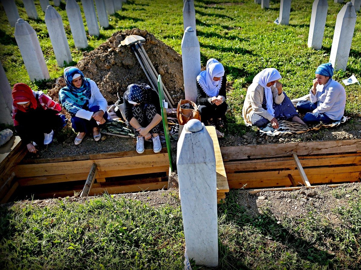 بعد 26 عاماً.. الناجون من مذبحة سريبرينيتسا في البوسنة يصارعون الذكريات المرعبة والناكرين لما حصل معهم