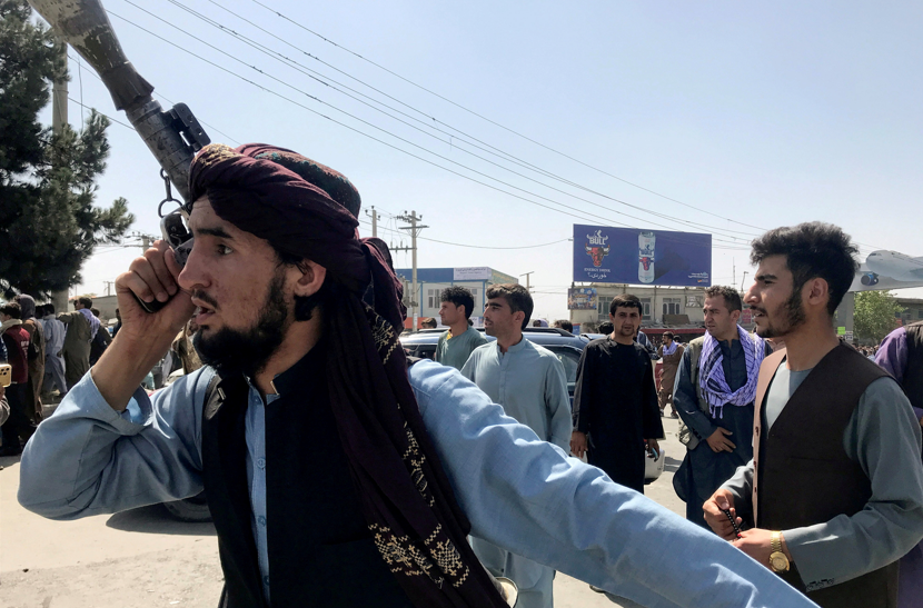 فوضى مستمرة تضرب جنبات مطار كابول.. طالبان والقوات الأمريكية يطلقان النار لتفريق حشود تريد الهرب