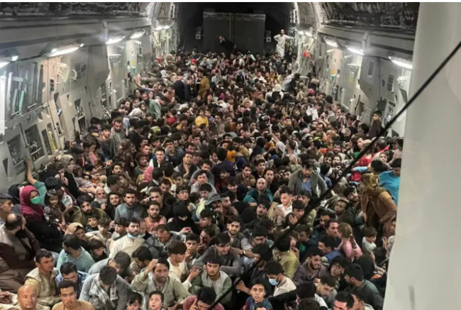 أنقذوا سيارة وتركوا الأشخاص! غضب في بريطانيا بسبب إجلاء مركبة على متن طائرة من مطار كابول (صور)