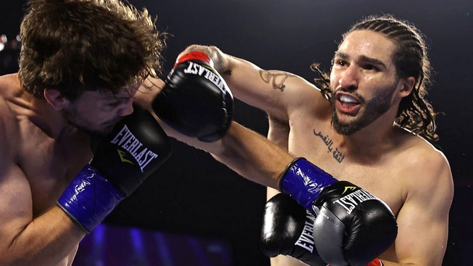 حفيد محمد علي كلاي يفوز في أول ظهور له على حلبات ملاكمة المحترفين.. لعب بشورت جده “الأسطورة”