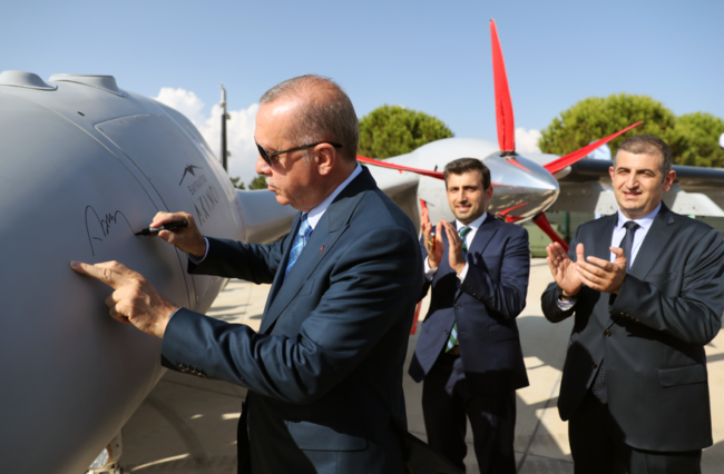 تركيا تستعرض أحدث مسيّراتها “أقينجي تيها”.. قادرة على حمل الصواريخ والذخائر ومزودة بأحدث التقنيات (صور)