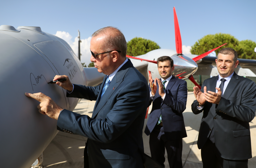 تركيا تستعرض أحدث مسيّراتها “أقينجي تيها”.. قادرة على حمل الصواريخ والذخائر ومزودة بأحدث التقنيات (صور)