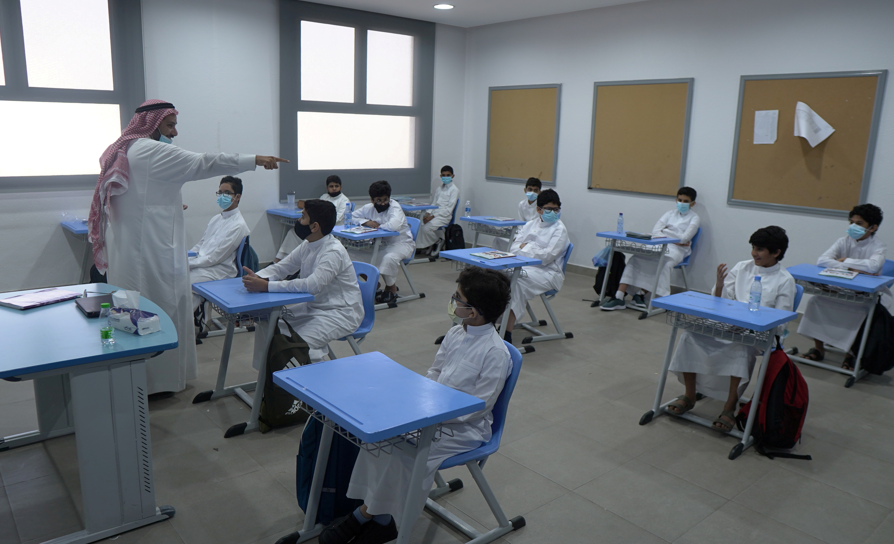 جدل واسع في السعودية بسبب حظر “الجوال” والتصوير في المدارس.. مغردون: لمنع كشف الفضائح