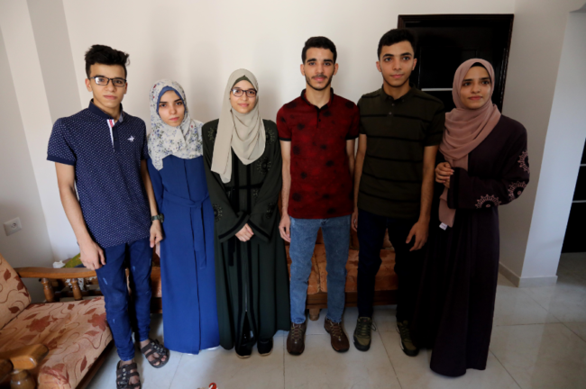 “فرحة من رحم المعاناة”..  ستة توائم بغزة يتحدَّون الظروف والحصار ويتفوقون في الثانوية العامة (صور)