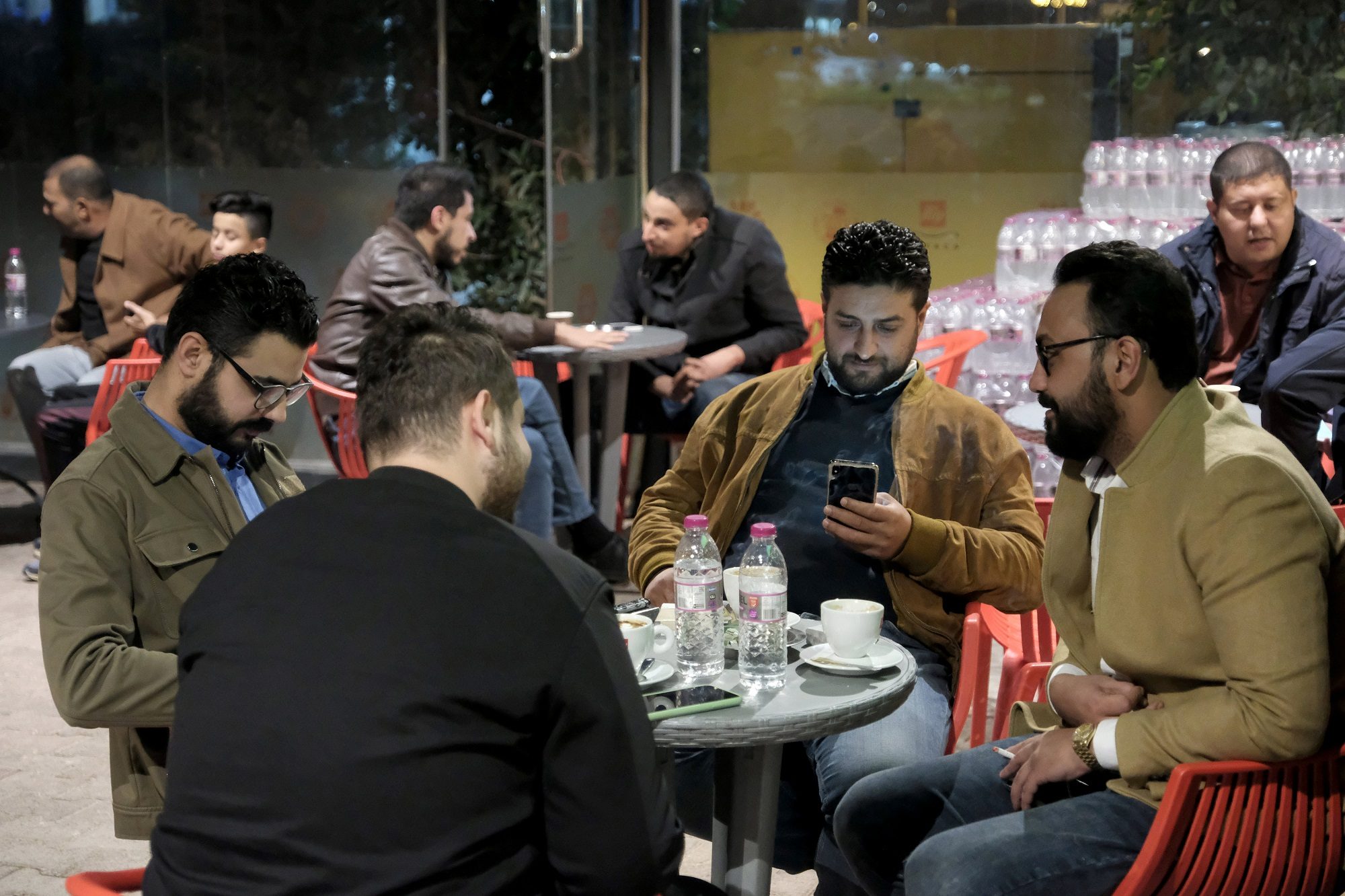 الليبيون محرومون من الكهرباء في صيف “شديد الحرارة”.. تنقطع 12 ساعة يومياً والفساد يمنع تطوير الشبكة