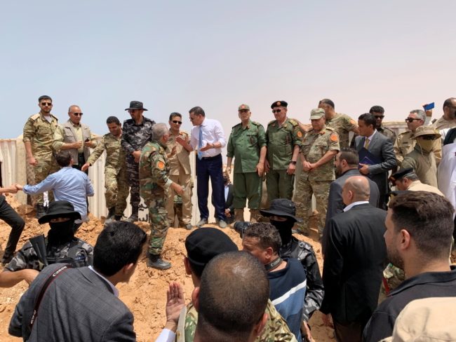 إعادة فتح الطريق الساحلي بين الشرق والغرب الليبي بعد تنازل حفتر.. هل ينهي الانقسام، وما أهميته؟