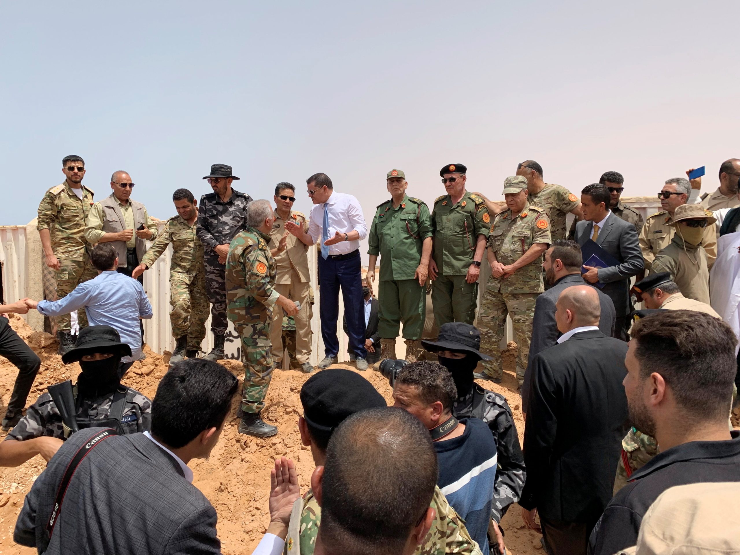 إعادة فتح الطريق الساحلي بين الشرق والغرب الليبي بعد تنازل حفتر.. هل ينهي الانقسام، وما أهميته؟