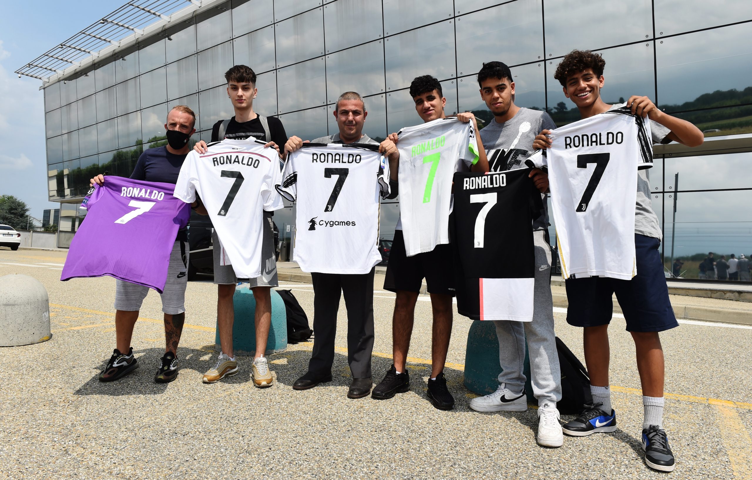 جماهير يوفنتوس تحمل قميص رونالدو (رويترز)