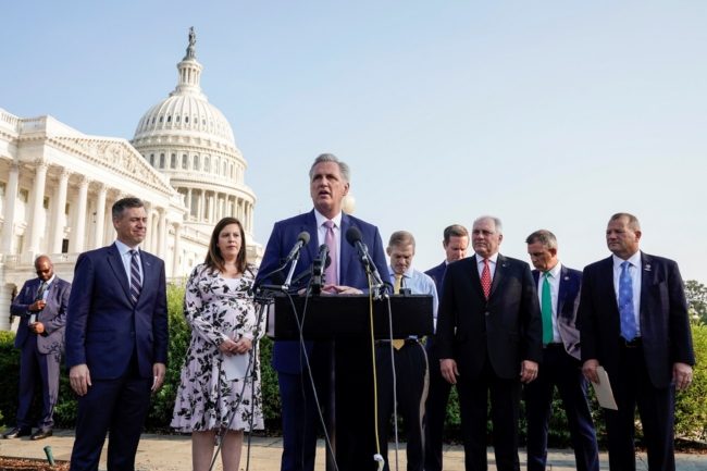 “أرغب بضرب بيلوسي بالمطرقة”.. مزحة لزعيم الجمهوريين بمجلس النواب الأمريكي تعرضه للانتقاد