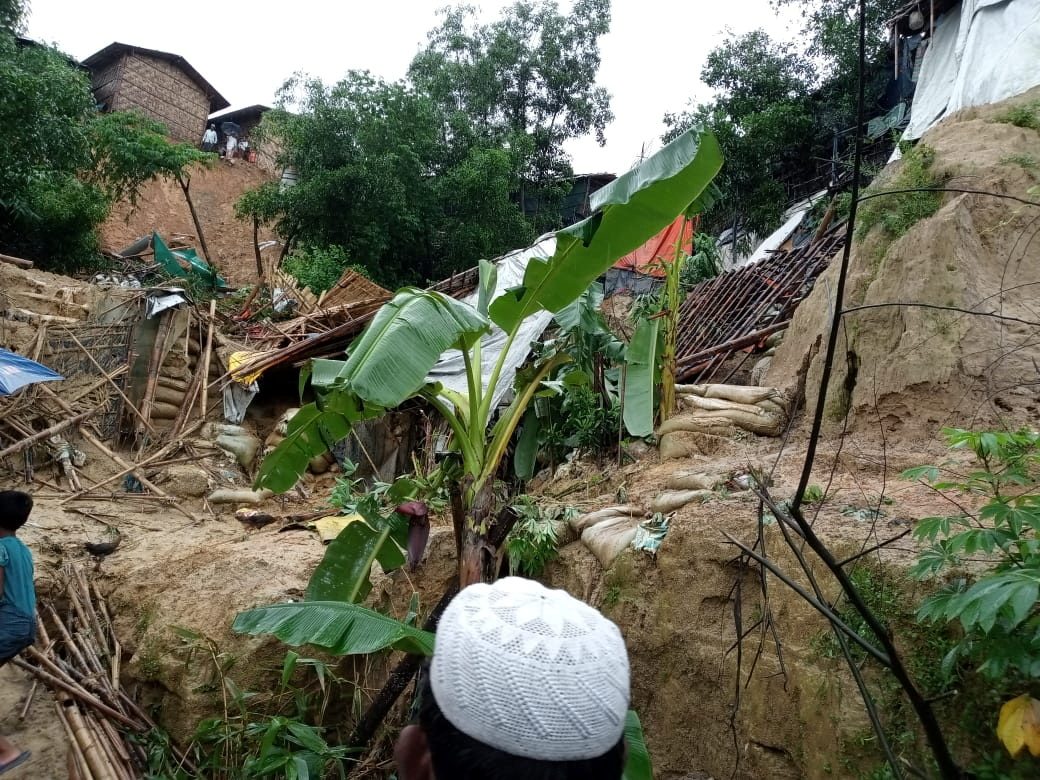 “نعيش حياة كعينة من الجحيم”.. لاجئو الروهينغا يُجبرون على بناء مخيماتهم التي دمرتها الفيضانات