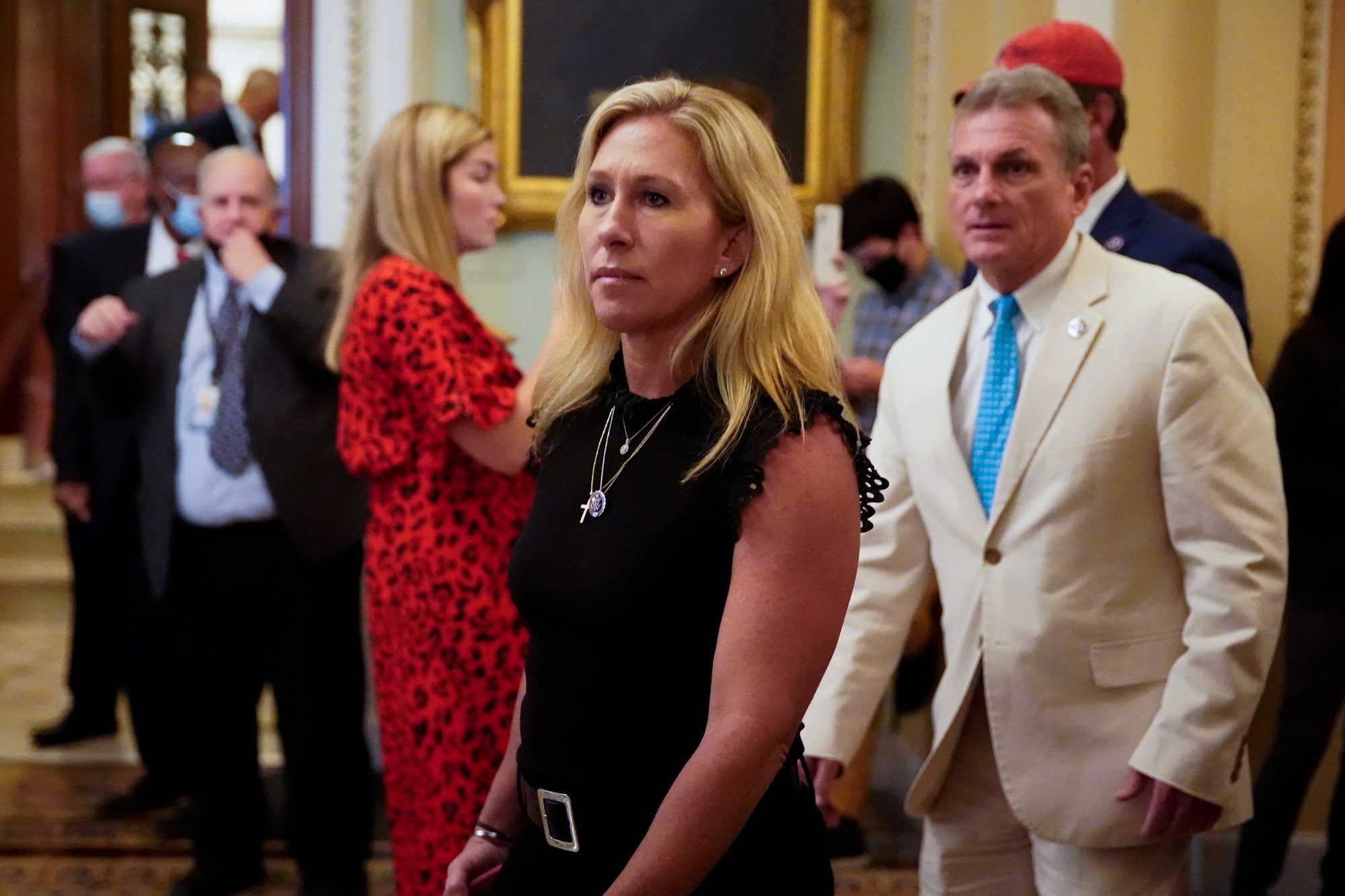 “قابِلوهم بالبنادق”! نائبة بالكونغرس مؤيدة لترامب تدعو للتصدي لمتطوعين يروجون للقاح كورونا