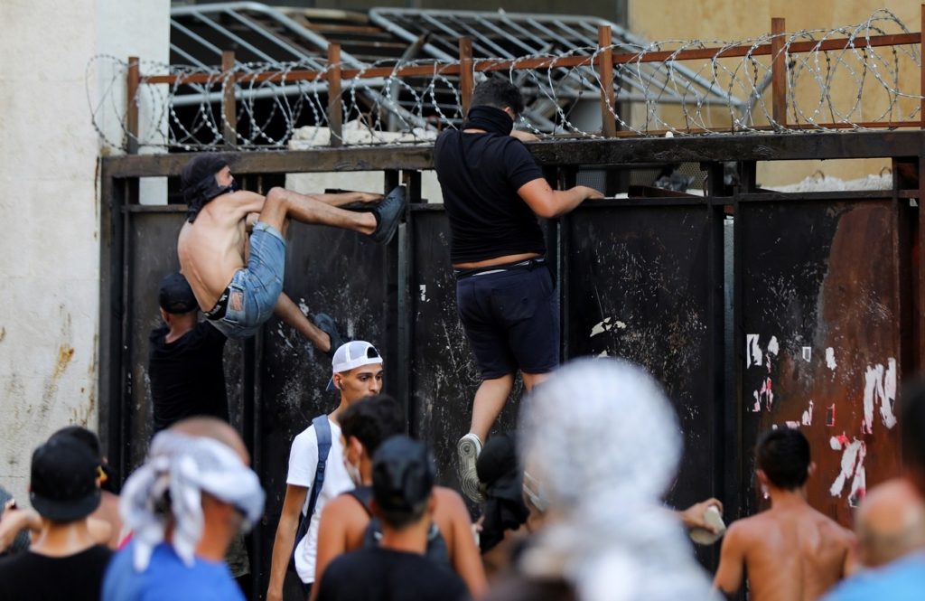 لبنانيون يحاولون اقتحام البرلمان