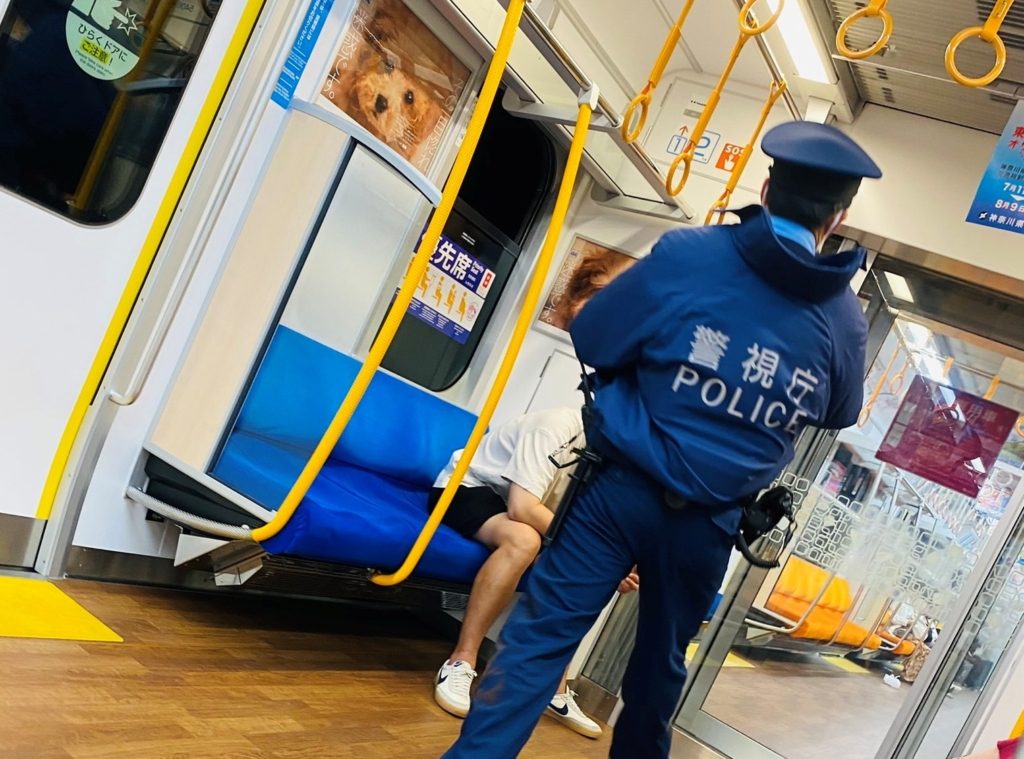 رجل باليابان يشن هجوماً بالسكين