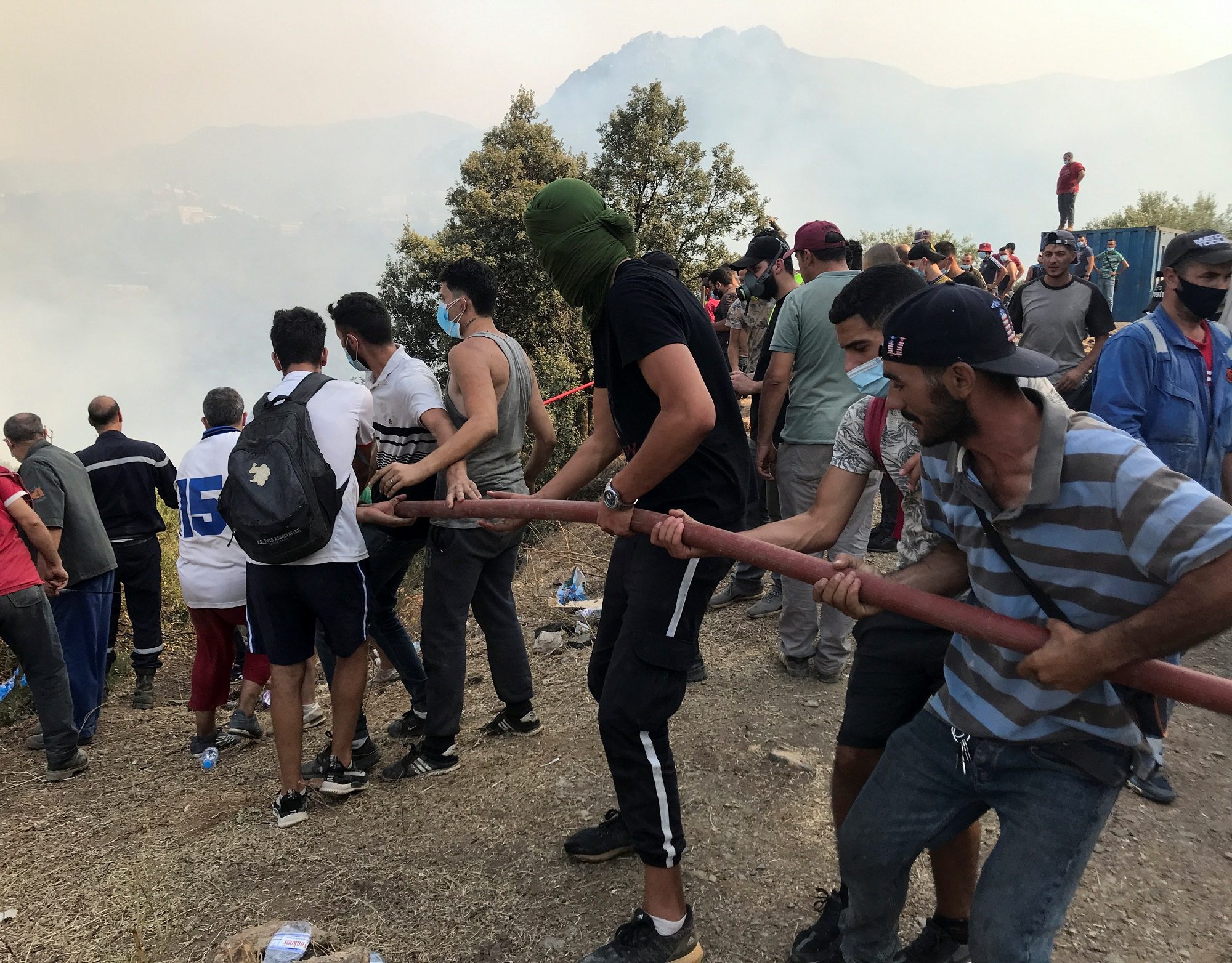 “رائحة الأجسام المحترقة لا تُحتمل”.. 71 قتيلاً في “حرائق الجزائر” والإعلان عن السيطرة على معظمها