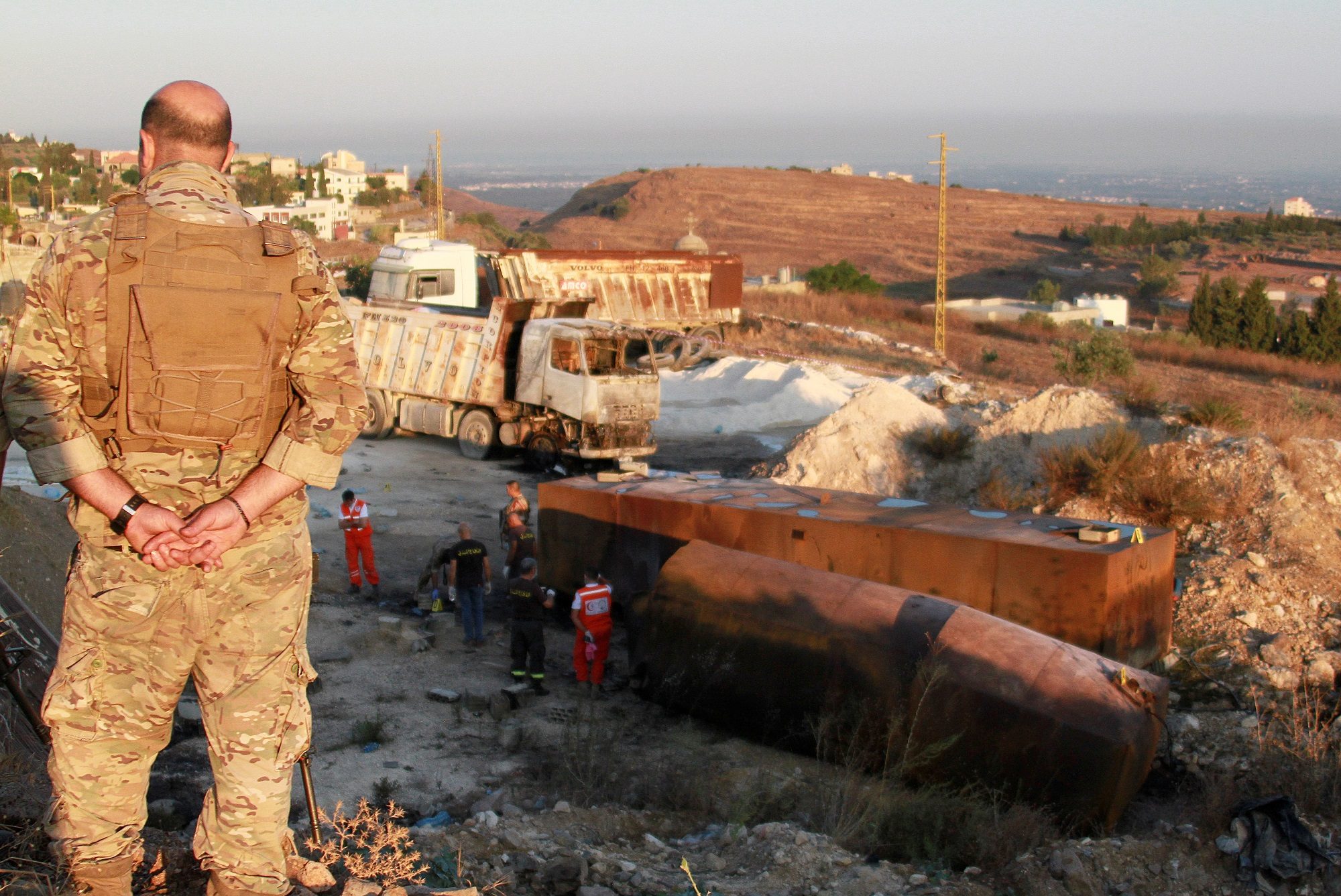 “كارثة عكار” تشعل غضب الأهالي.. أشعلوا شاحنات لصاحب المستودع ومسؤول يكشف سبب الانفجار