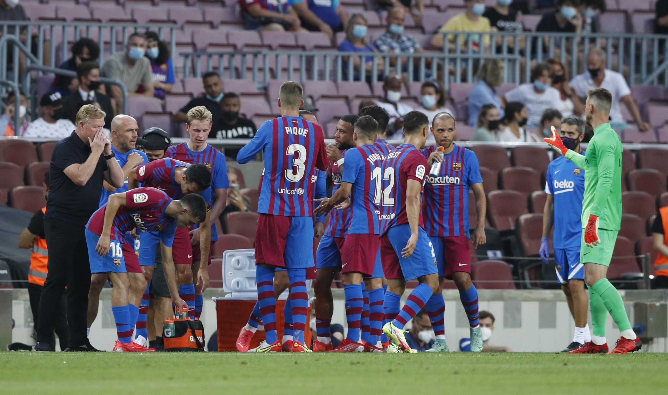 برشلونة سيضطر للإبقاء على كوتينيو موسماً جديداً (رويترز)