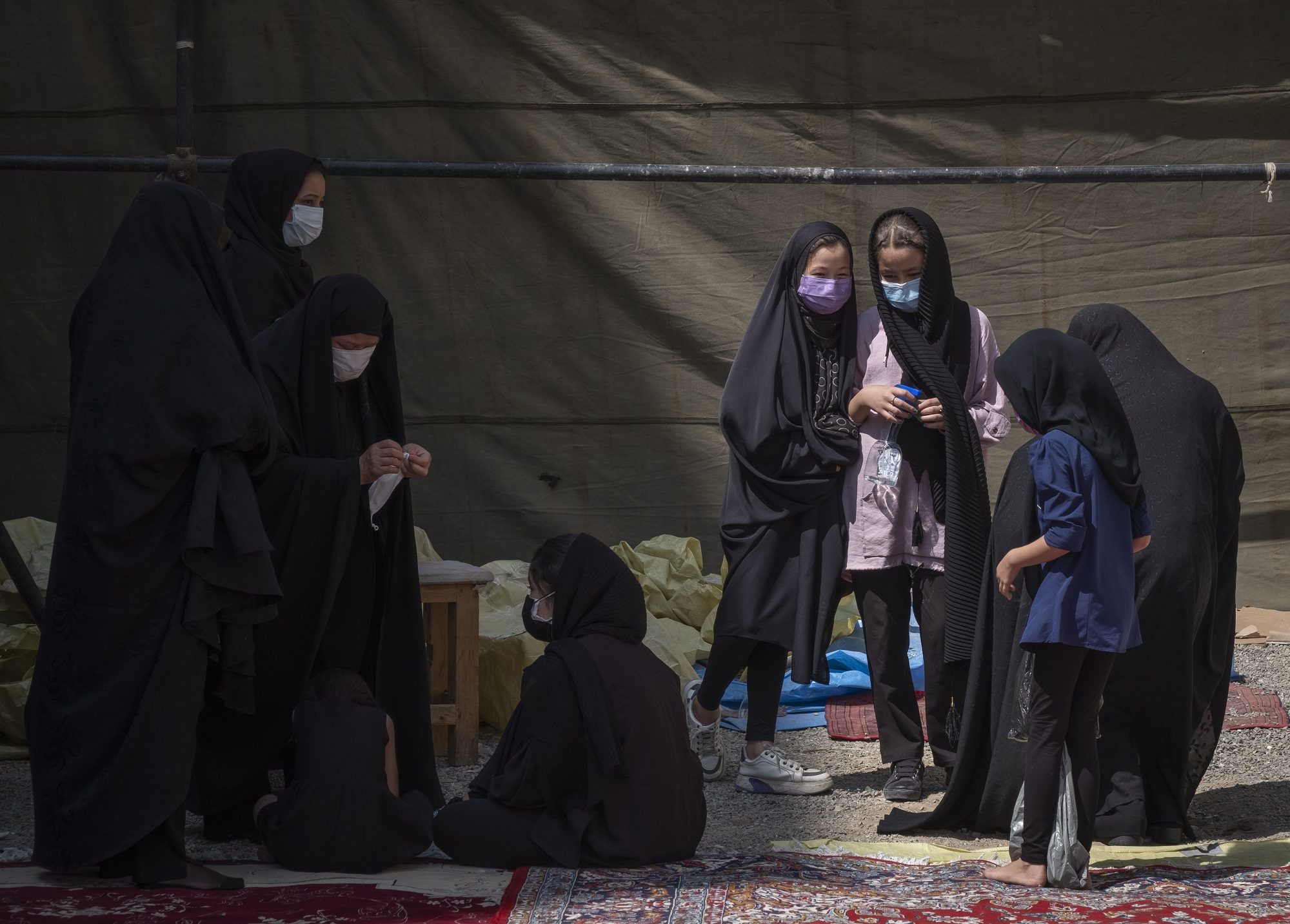 أنجيلينا جولي تنشر رسالة فتاة “خائفة” من حكم طالبان.. أنشأت صفحة خاصة لدعم الأفغانيات