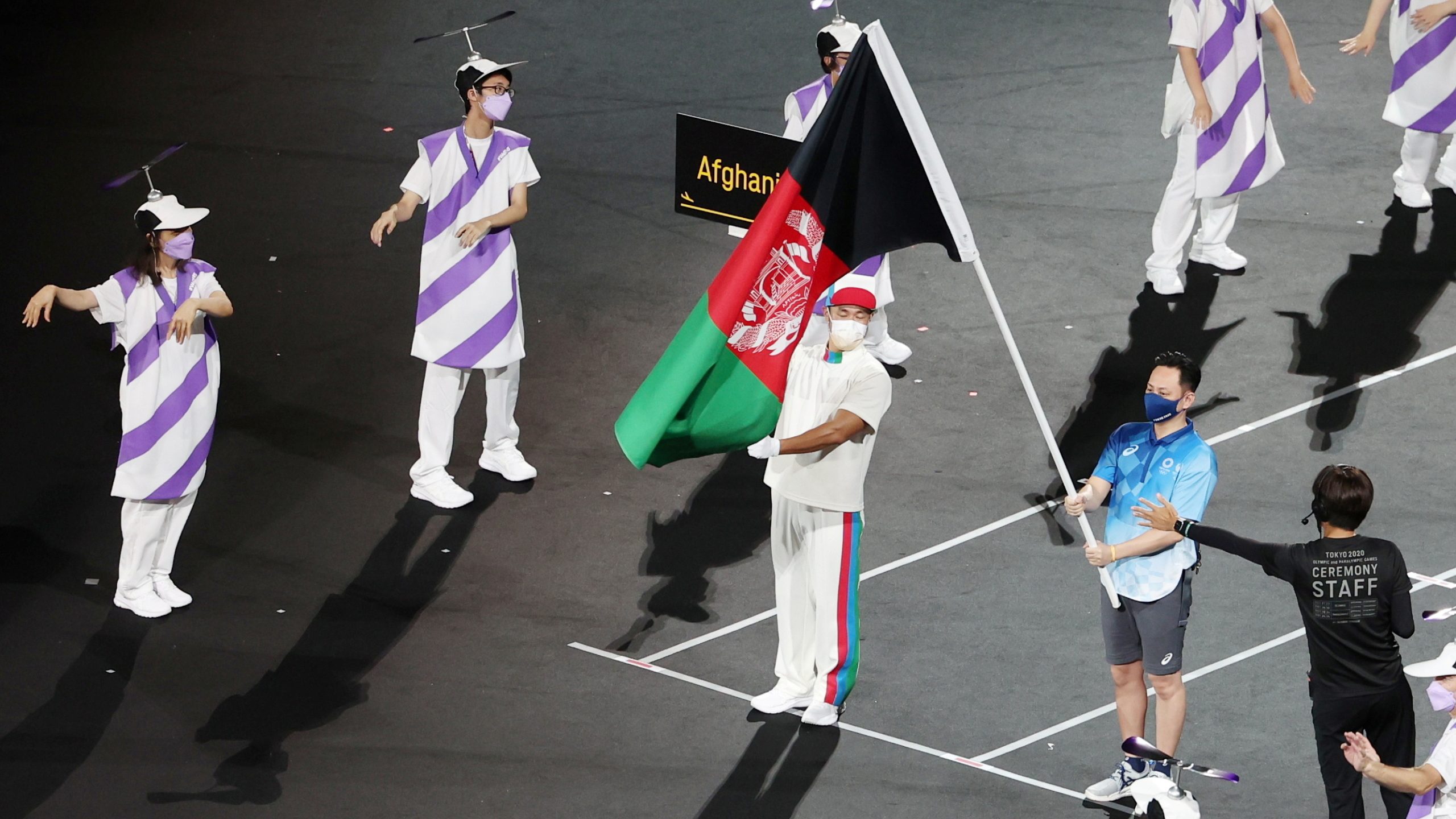 رفع علم أفغانستان في الألعاب البارالمبية (رويترز)