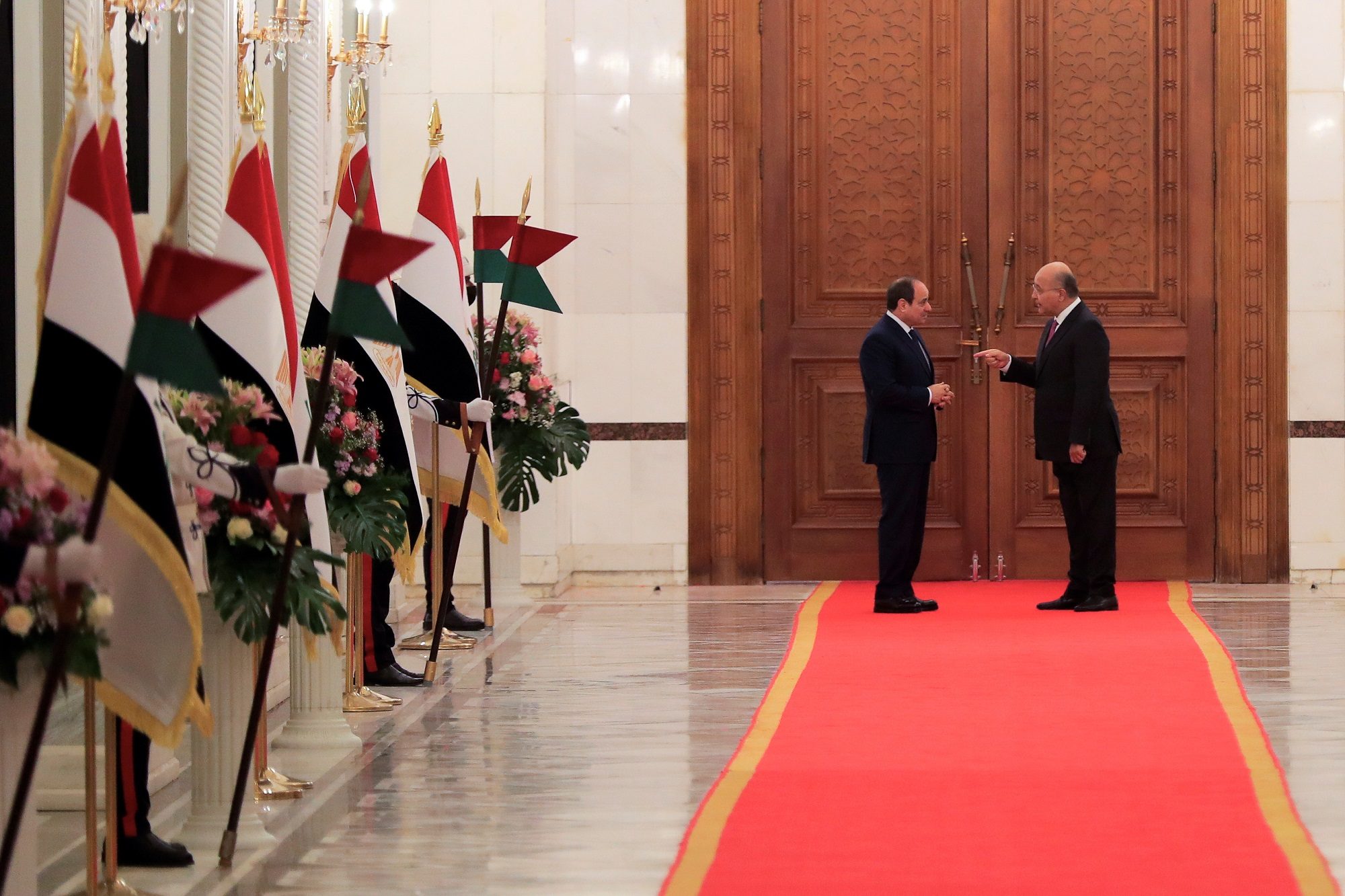 العراق يجمع “الخصوم” على طاولة واحدة.. ملفات ساخنة يناقشها مؤتمر بغداد بحضور دولي بارز