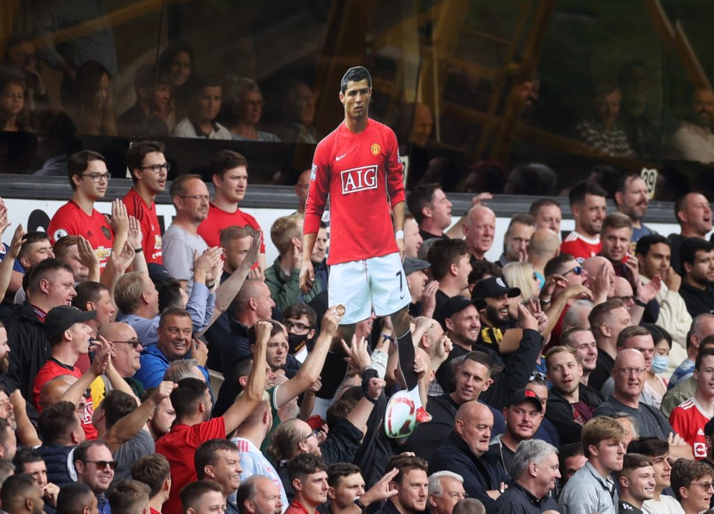 جماهير مانشستر يونايتد ترفع صور رونالدو في مباراة فريقها الأخيرة (رويترز)