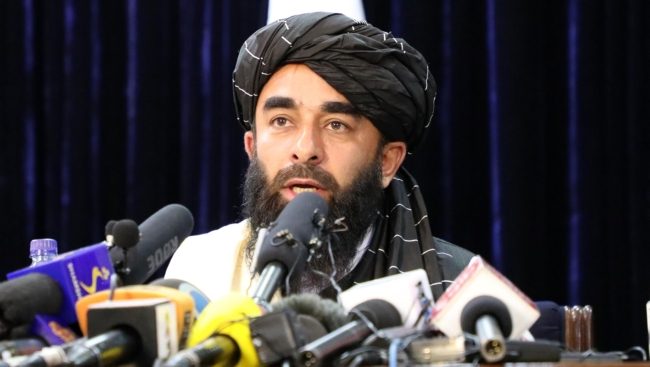 طالبان في أول مؤتمر صحفي من كابول: لن نصفي الحسابات مع أحد.. ونتعهَّد بالحفاظ على حقوق المرأة