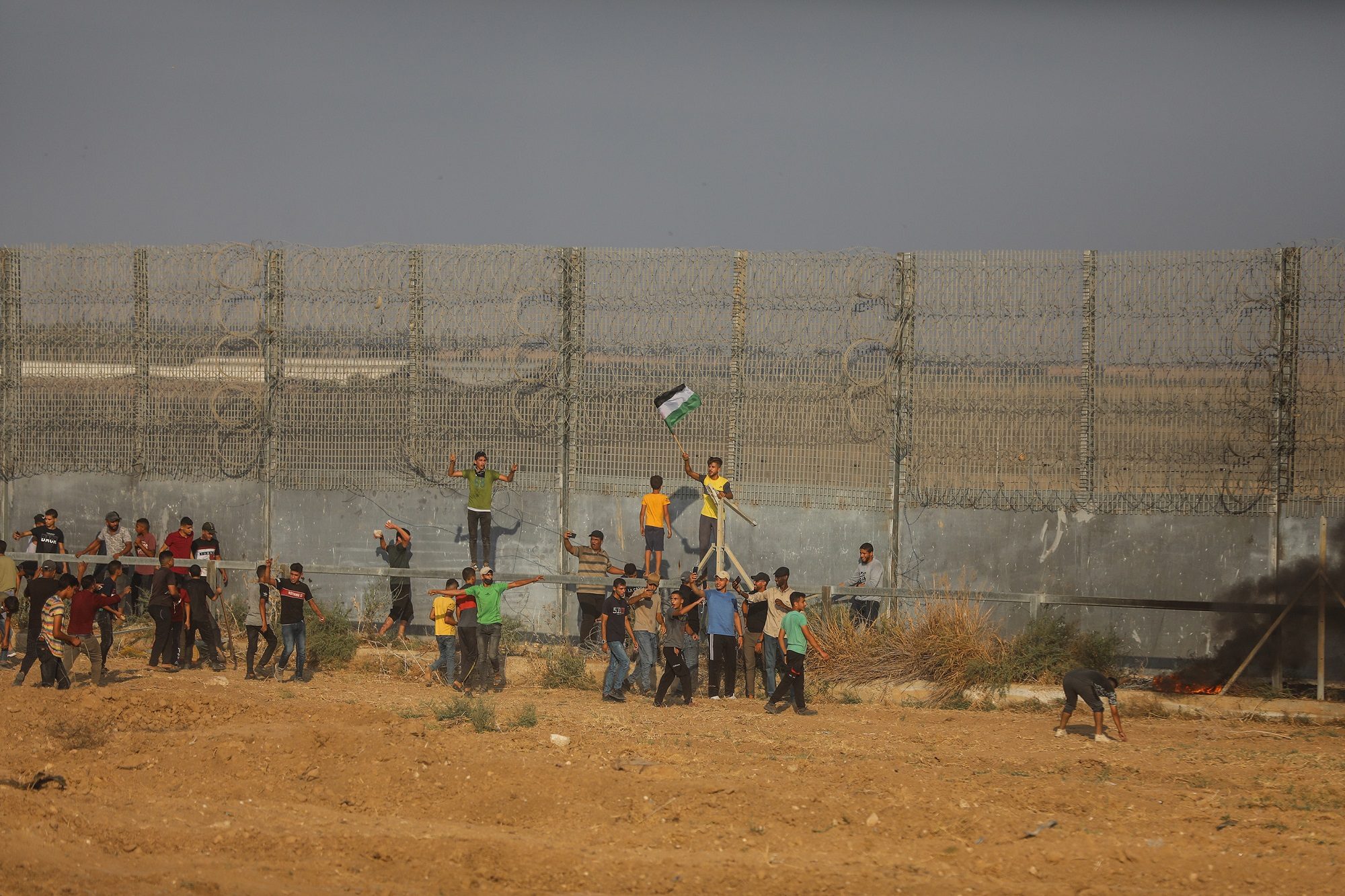 إسرائيل تتحرك بعد “حادثة الجندي”.. تستعد لبناء جدار جديد على حدود غزة وتأمر جنودها بتعزيز إطلاق النار