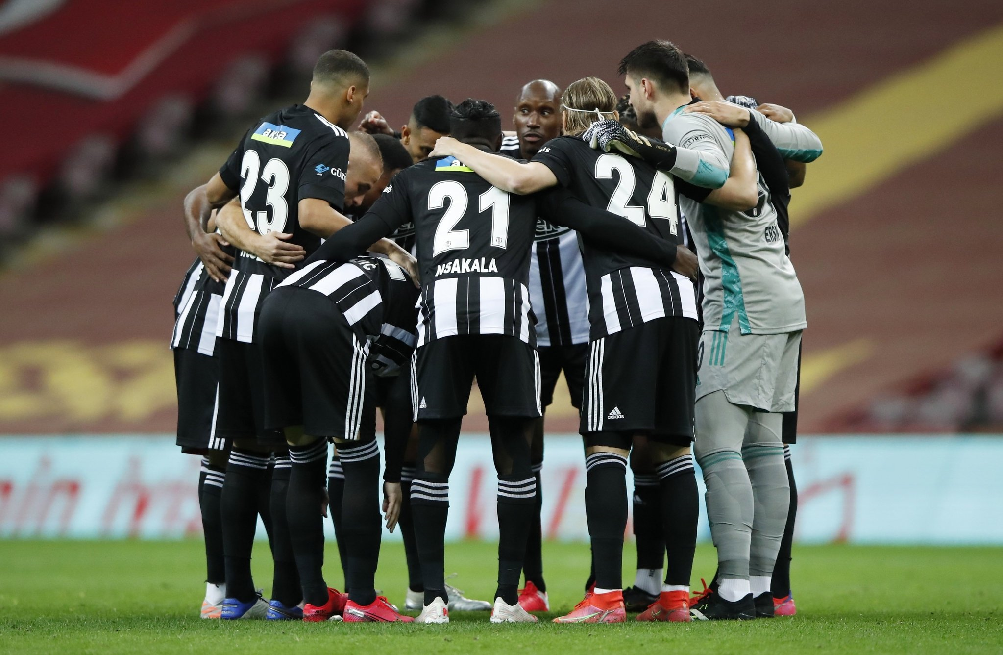 بشكتاش حامل لقب الدوري التركي (رويترز)