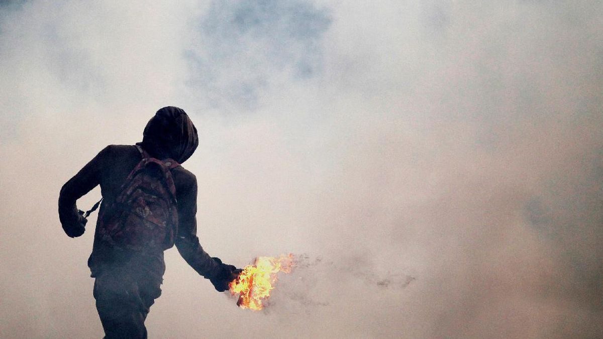 بدائية لكنها مؤثرة.. ما حكاية قنابل المولوتوف وكيف تحوَّلت إلى سلاح سرّي للمحتجين حول العالم؟