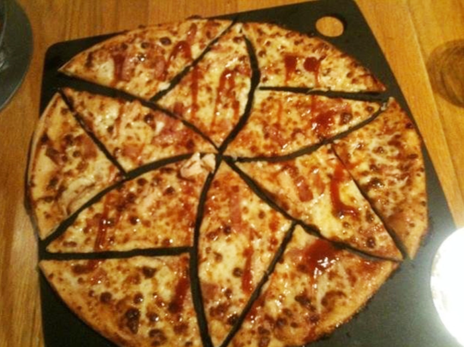 تقطيع البيتزا/ مواقع التواصل