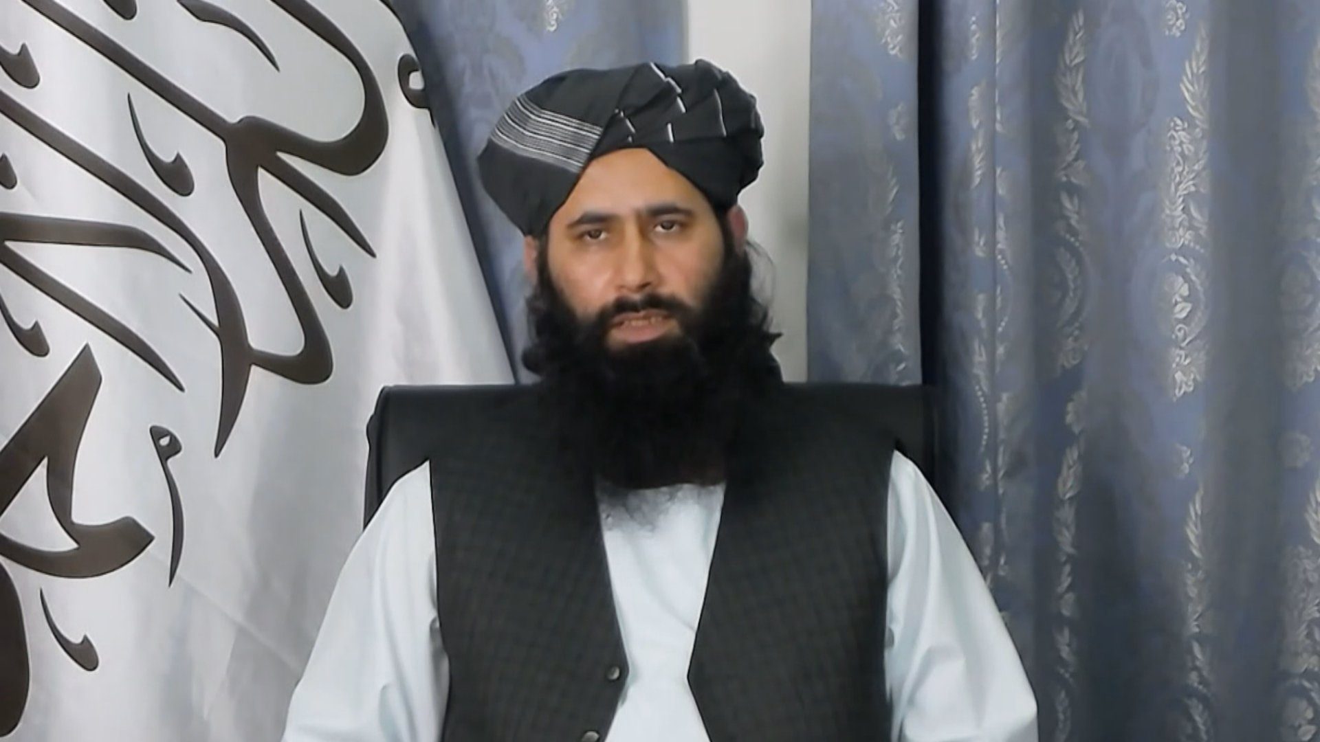 المتحدث باسم طالبان لـ”عربي بوست”: أشرف غني انتهى.. ولا يمكن مساواة أفغانستان التي عاشت حروبًا مع دولٍ أخرى