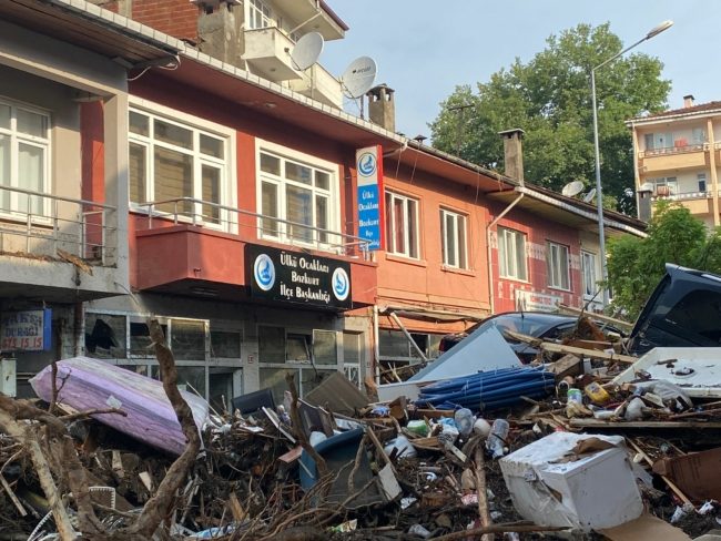 فيضانات تضرب شمال تركيا وتخلّف 6 قتلى.. تسببت في خسائر ودمار بالبنية التحتية (فيديو)