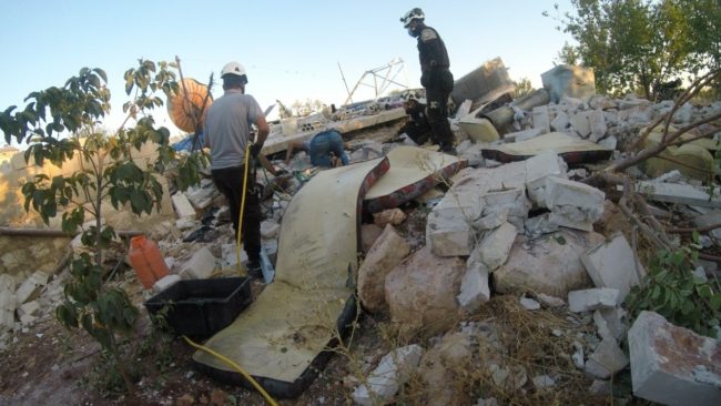 فيديو “مؤثر” لأب سوري يتلمس ما تبقى من جسد ابنه.. القصف المدفعي حوَّل طفله لأشلاء جنوب إدلب