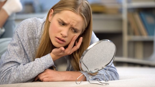 خبراء يحذّرون من منتجات يستعملها معظم النساء تهدد بتدمير بشرتهن.. أبرزها كريمات إزالة المكياج المضادة لأشعة الشمس