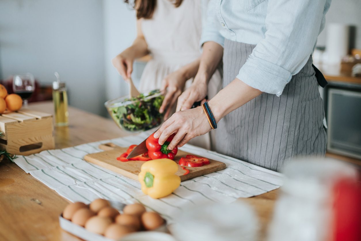 غسل المعكرونة بعد سلقها ضروري وإزالة الجزء المتعفن من الجبن يفي بالغرض.. 7 اعتقادات خاطئة عن تحضير الطعام