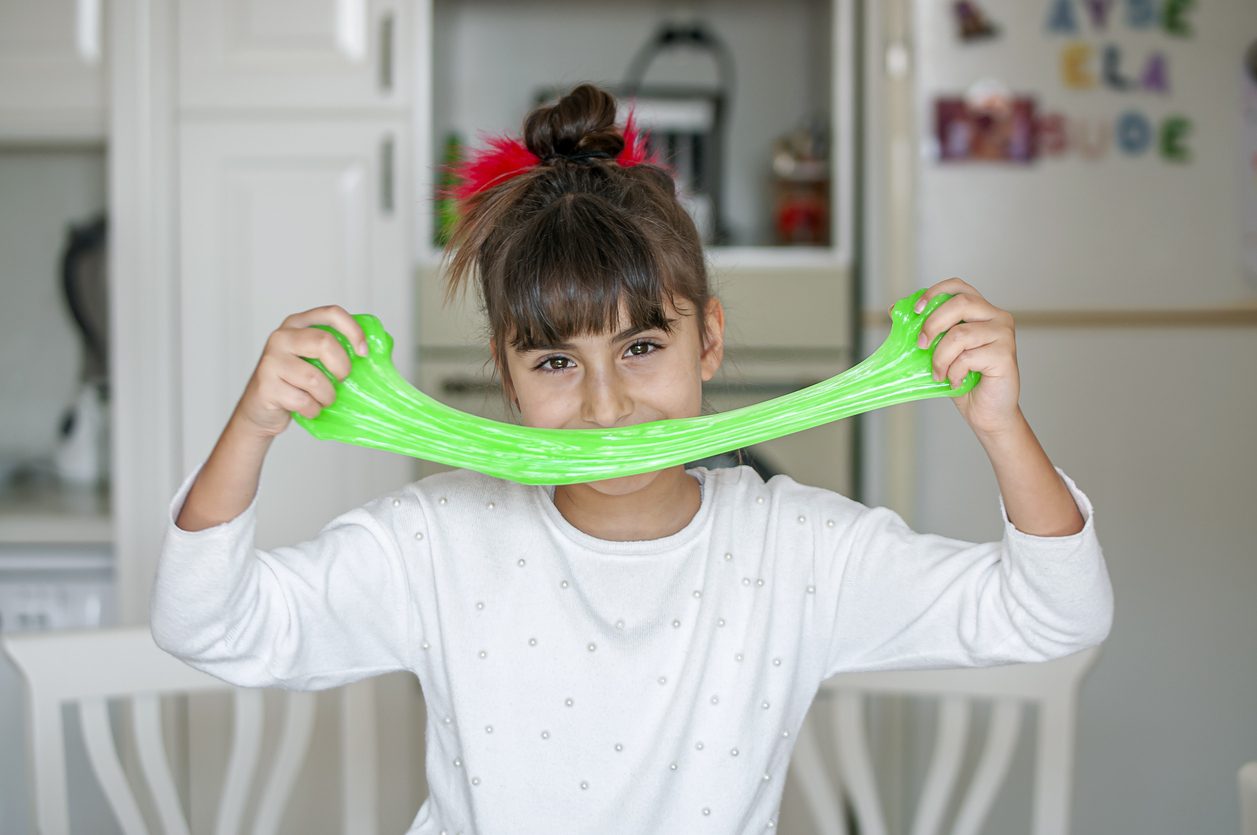 من أكثر الألعاب الحسية الممتعة لطفلك لكن بُقعها لزجة ولاصقة.. إليك طريقة تنظيف السلايم من الأقمشة والملابس