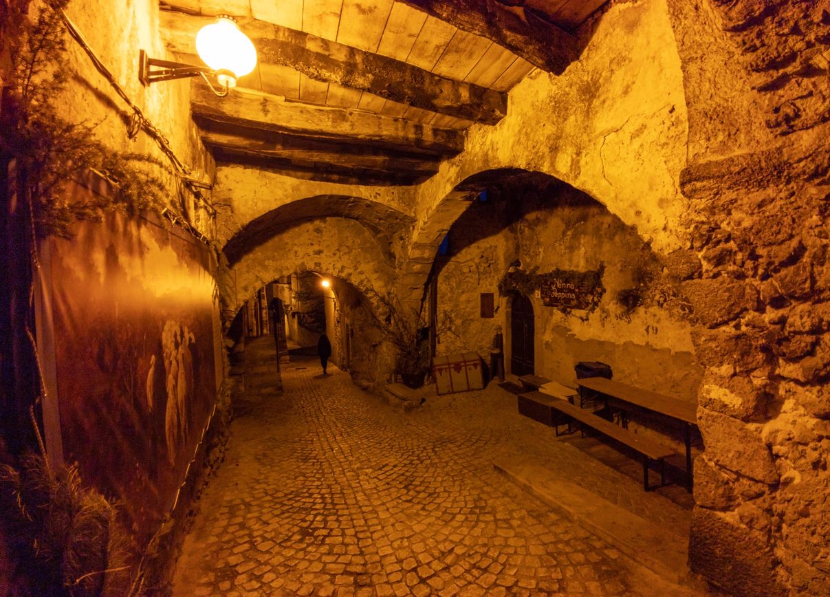 iStock/ شعوب عاشت تحت الأرض