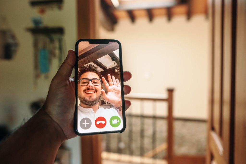 إعداد مؤقت كاميرا آيفون، واستخدام خاصية الصور المتتابعة