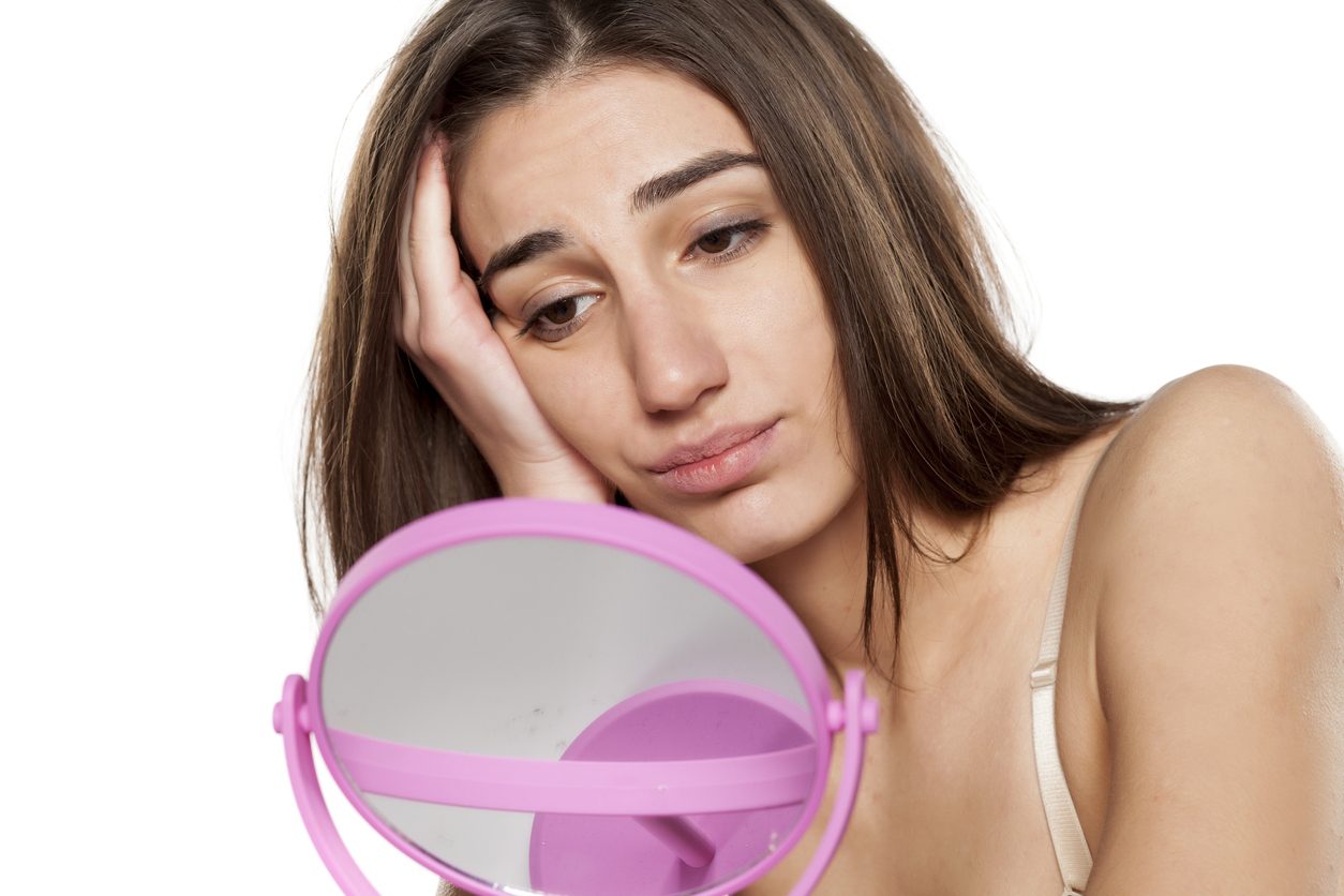 الحل ليس بشراء المنتجات الباهظة الثمن بل بعلاج المشاكل.. 8 أسباب تجعل بشرتك باهتة