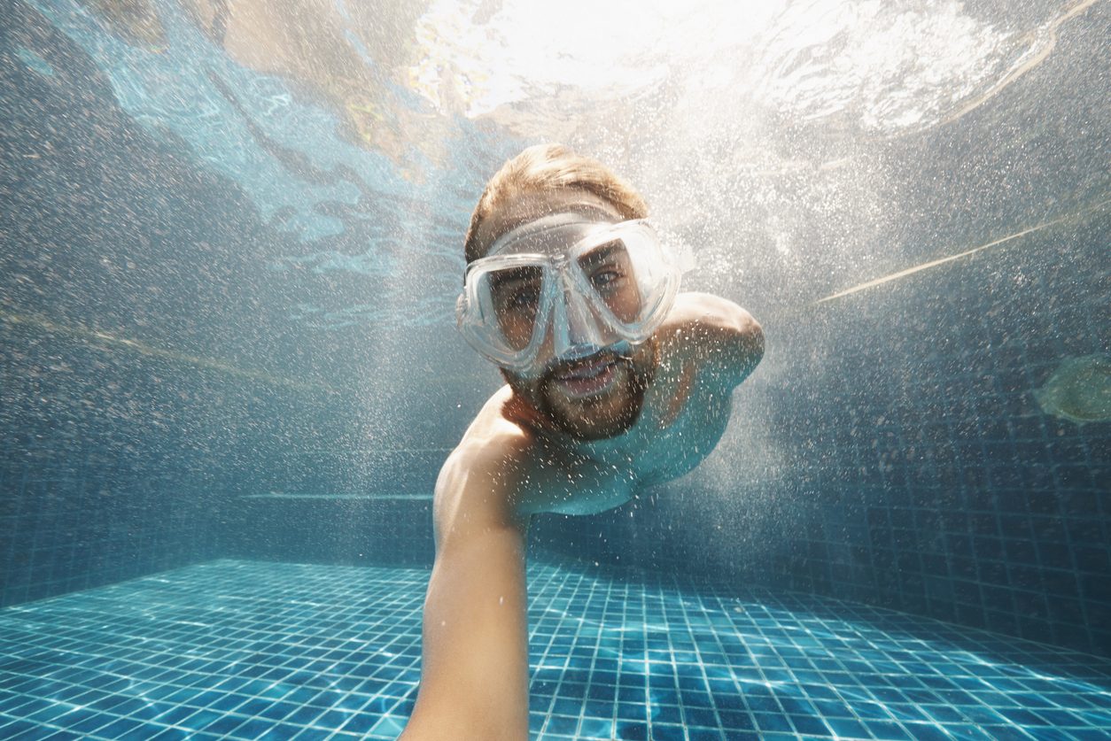iStock/يزيد تعريض العينين إلى الماء من مخاطر الإصابة بالمشاكل الصحيّة مثل العدوى المنقولة عن طريق المياه - خاصةً إذا كنت ترتدي العدسات اللاصقة تحت الماء-.