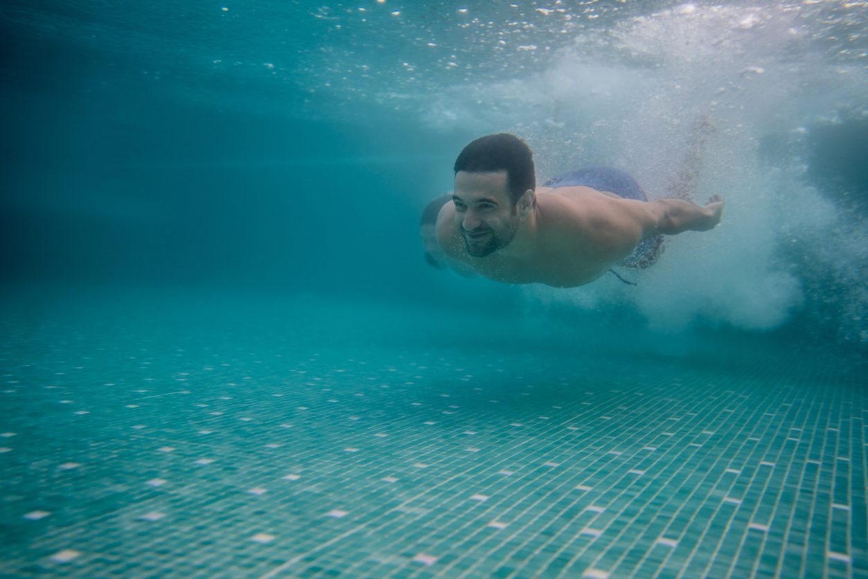 iStock/ أضرار فتح العينين في الماء