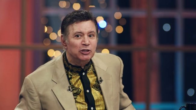 يختفي بشدة ثم يظهر بقوة.. لماذا يبدو إيمان البحر درويش غريب الأطوار؟