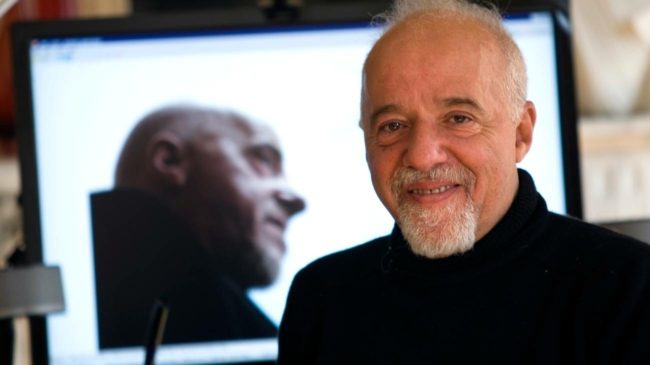 من مصحّة عقلية إلى حياة “الهيبيز”، يدّعي أنه رأى لحظات تلت ولادته مباشرة.. ماذا تعرف عن باولو كويلو؟