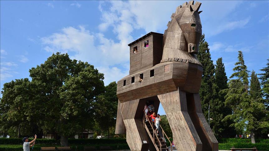 اكتشاف جديد قد يجعل أسطورة “حصان طروادة” حقيقة.. علماء عثروا على هيكل خشبي على تلال بتركيا