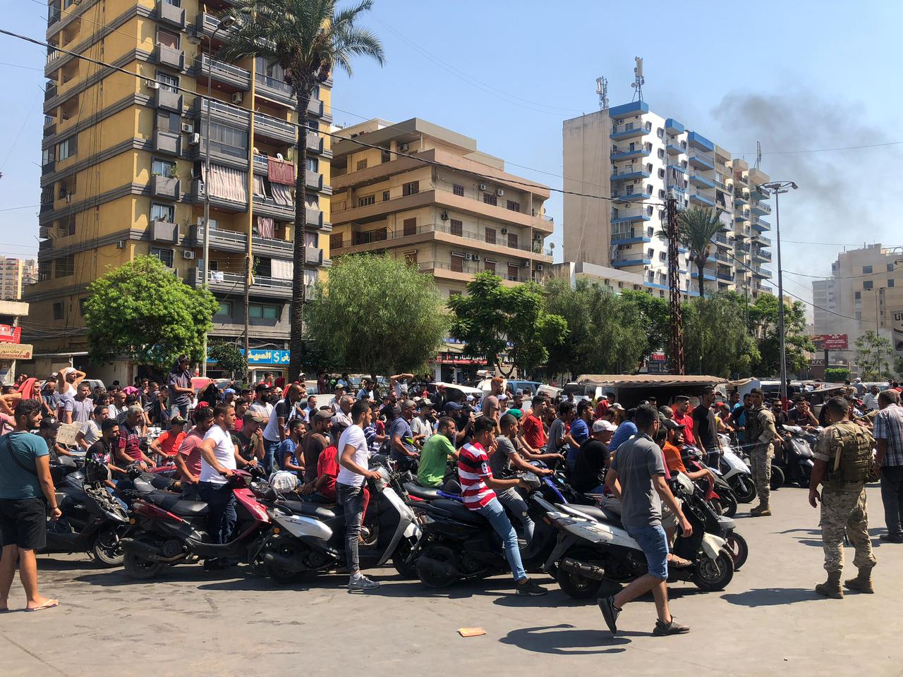 المواطن يقف طوابير بالساعات.. التهريب لسوريا وتجارة السوق السوداء يشعلان أزمة البنزين في لبنان