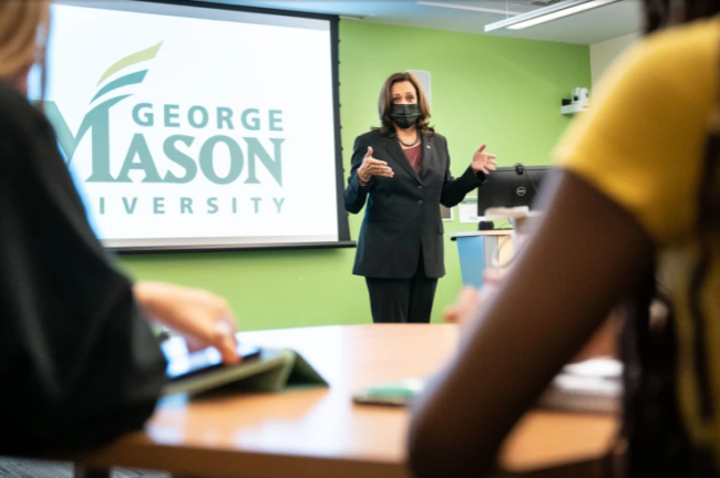 طالبة أمريكية تحرج نائبة الرئيس حول “دعم بلادها لإسرائيل في إبادة الفلسطينيين”.. هكذا ردت هاريس (فيديو)