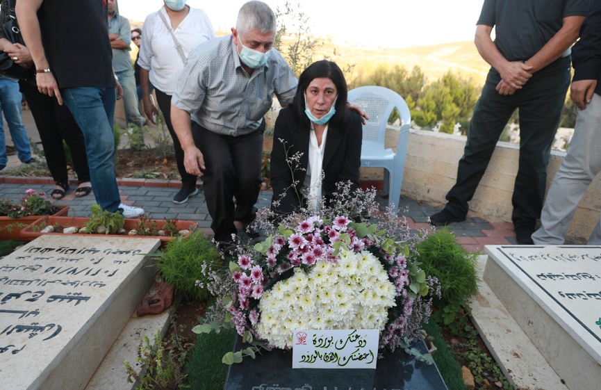 القيادية الفلسطينية خالدة نزار تنهار باكية فوق قبر ابنتها.. في أول يوم لها خارج سجون الاحتلال (فيديو)